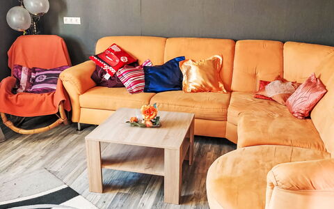 Ludmilla: Meubilair, Bankstel, Interieur Ontwerp, Flooring, Hout, Verdieping, Woonkamer, Textiel, Kamer, Verlichting