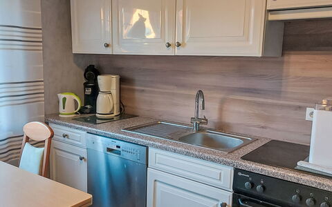 Ludmilla: Keuken, Toestel Van De Keuken, Countertop, Cabinetry, Major Appliance, Gootsteen, Flooring, Hout, Interieur Ontwerp, Huishoudapparatuur