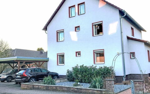 Ludmilla: Gebouw, Venster, Huis, Dak, Huis, Woongebied, Verblijf, Menselijke Nederzetting, Schuifraam, Verf
