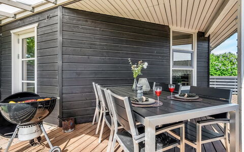 Terttu - 250M from the Sea: Hout, Huis, Veranda, Dek, Hardwood, Dak, Beits, Houten Vloer, Eco Hotel