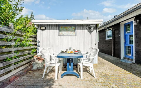 Terttu - 250M from the Sea: Hout, Huis, Veranda, Dek, Hardwood, Dak, Beits, Houten Vloer, Eco Hotel