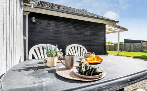 Terttu - 250M from the Sea: Hout, Huis, Veranda, Dek, Hardwood, Dak, Beits, Houten Vloer, Eco Hotel