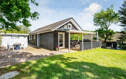 Terttu - 250M from the Sea: Hout, Huis, Veranda, Dek, Hardwood, Dak, Beits, Houten Vloer, Eco Hotel