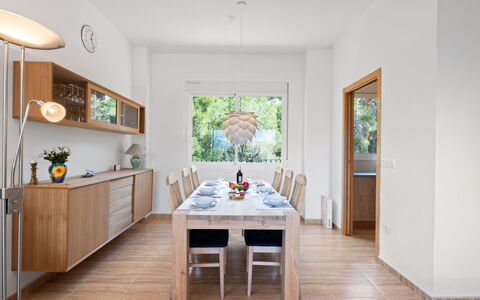 Vista Bernia: Meubilair, Interieur Ontwerp, Flooring, Muur, Tafel, Verdieping, Hout, Eetkamer, Keuken En Eettafel, Stoel