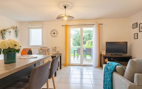 Les Jardins D'Aunis: Meubilair, Flooring, Tafel, Interieur Ontwerp, Keuken En Eettafel, Stoel, Huis, Eetkamer, Appartement, Hardwood