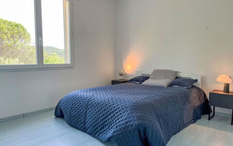 Castellas: Bed, Slaapkamer, Meubilair, Bedding, Interieur Ontwerp, Laken, Verdieping, Flooring, Hout, Linens