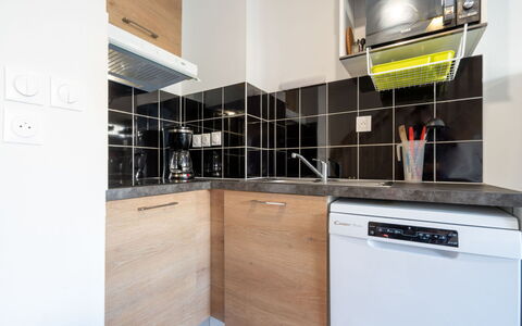 La Dune: Keuken, Toestel Van De Keuken, Countertop, Major Appliance, Interieur Ontwerp, Flooring, Cabinetry, Verdieping, Kamer, Huishoudapparatuur