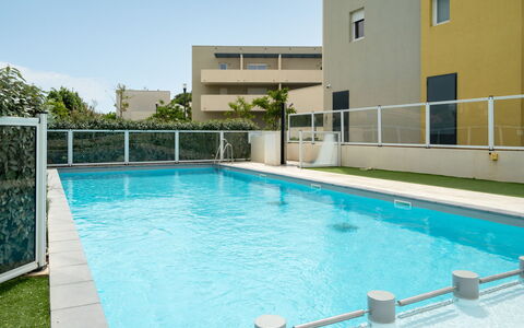 La Dune: Zwembad, Samengesteld Materiaal, Appartement, Toevlucht, Balkon, Condominium, Schaduw, Hotel, Buitenmeubels, Villa