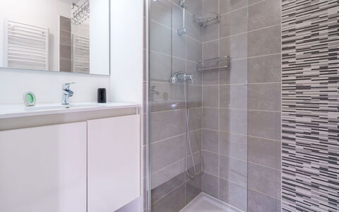 La Dune: Badkamer, Loodgieterswerkinrichting, Flooring, Verdieping, Interieur Ontwerp, Tegel, Loodgieter, Badkamerkast, Kraan, Spiegel
