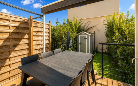 La Dune: Hout, Buitenmeubels, Meubilair, Samengesteld Materiaal, Dek, Buitentafel, Schaduw, Stoel, Hardwood, Tuin