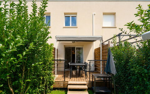 La Dune: Tuin, Schaduw, Backyard, Werf, Buitenmeubels, Stoel, Landscaping, Veranda, Binnenplaats, Balkon