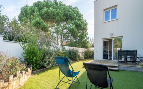 La Dune: Woongebied, Huis, Tuin, Land Lot, Gazon, Werf, Landscaping, Schaduw, Backyard, Buitenmeubels