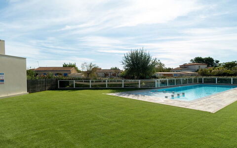 La Dune: Gras, Zwembad, Tuin, Land Lot, Gazon, Schaduw, Landscaping, Backyard, Kunstgras