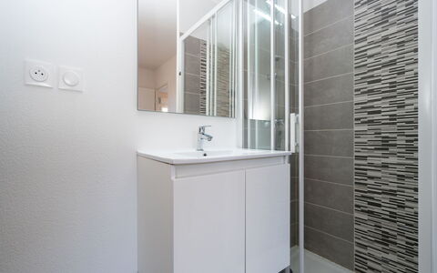 La Dune: Flooring, Verdieping, Muur, Interieur Ontwerp, Badkamer, Loodgieterswerkinrichting, Tegel, Plafond, Badkamerkast, Wastafel In De Badkamer