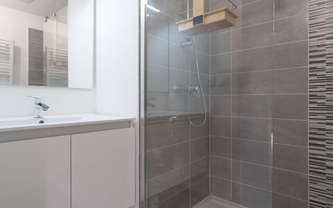 La Dune: Badkamer, Flooring, Loodgieterswerkinrichting, Verdieping, Interieur Ontwerp, Loodgieter, Tegel, Badkamerkast, Wastafel In De Badkamer, Spiegel