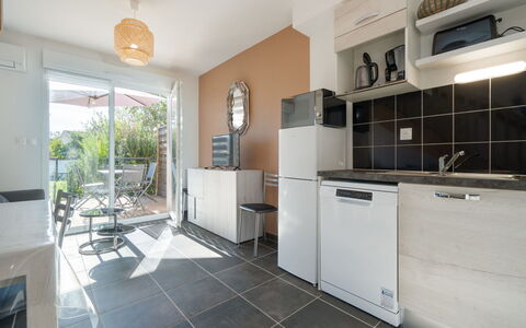 La Dune: Meubilair, Hout, Interieur Ontwerp, Flooring, Keuken, Cabinetry, Verdieping, Kamer, Major Appliance, Kast