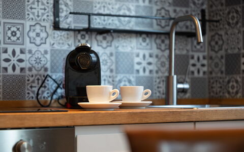 La Casa del Saggio: Flooring, Keuken, Toestel Van De Keuken, Countertop, Tegel, Kraan, Serveware, Wastafel, Loodgieterswerkinrichting, Small Appliance