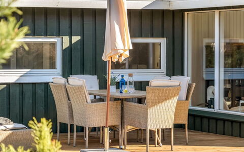 Gundborg - 200M from the Sea: Hout, Huis, Veranda, Dek, Hardwood, Dak, Beits, Houten Vloer, Eco Hotel