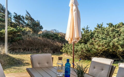 Gundborg - 200M from the Sea: Hout, Huis, Veranda, Dek, Hardwood, Dak, Beits, Houten Vloer, Eco Hotel