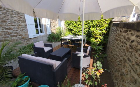 Kenavo: Meubilair, Stoel, Buitenmeubels, Paraplu, Tafel, Bloempot, Buitentafel, Schaduw, Kamerplant, Patio