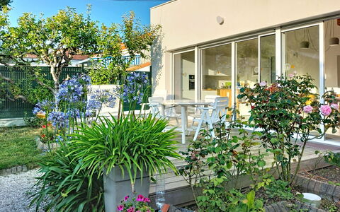 Le Paradou: Bloem, Struik, Tuin, Schaduw, Bloempot, Stoel, Werf, Kamerplant, Landscaping