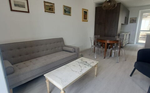 Central Design Flat With Parking, Bogliasco: Meubilair, Flooring, Verdieping, Interieur Ontwerp, Hout, Houten Vloer, Kamer, Woonkamer, Bankstel, Verlichting