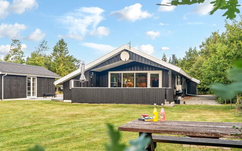 Onni - 2.3Km from the Sea: Hout, Huis, Veranda, Dek, Hardwood, Dak, Beits, Houten Vloer, Eco Hotel