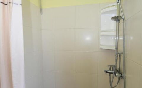 Appartamento Central Sea View Opatija: Badkamer, Muur, Loodgieterswerkinrichting, Douchekop, Flooring, Douche, Verdieping, Interieur Ontwerp, Loodgieter, Toilet