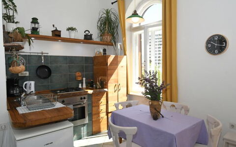 Appartamento Central Sea View Opatija: Meubilair, Flooring, Interieur Ontwerp, Hout, Verdieping, Toestel Van De Keuken, Verlichting, Keuken, Cabinetry, Kamer