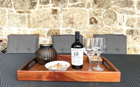 Casa Rossa Ac, Wifi, Prodol - Croazia: Fles, Tableware, Tafel, Drinkware, Serveware, Meubilair, Wijn, Glaswerk