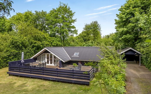 Mila - 30Km from the Sea: Dak, Huis, Huis, Verblijf, Deur, Siding, Dek, Veranda, Plank, Hardwood