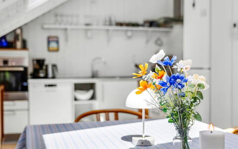 Mila - 30Km from the Sea: Meubilair, Interieur Ontwerp, Bloem, Flooring, Tafel, Stoel, Keuken En Eettafel, Bloempot, Eetkamer, Kamer