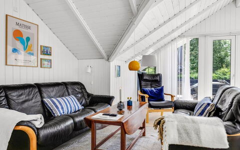 Mila - 30Km from the Sea: Hout, Interieur Ontwerp, Meubilair, Huis, Woonkamer, Plafond, Bankstel, Flooring, Verdieping, Appartement