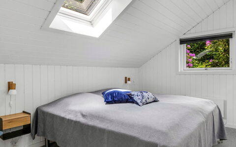 Mila - 30Km from the Sea: Hout, Plafond, Slaapkamer, Interieur Ontwerp, Flooring, Verdieping, Bedding, Linens, Laken, Bed
