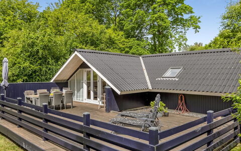 Mila - 30Km from the Sea: Hout, Huis, Dak, Verblijf, Dek, Hardwood, Schaduw, Landgoed, Siding, Veranda