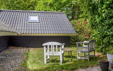 Mila - 30Km from the Sea: Hout, Dak, Struik, Huis, Tuin, Verblijf, Groundcover, Schaduw, Siding, Backyard