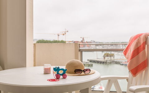 Deauville-Trouville 630: Meubilair, Interieur Ontwerp, Stoel, Verdieping, Tafel, Buitenmeubels, Balkon, Keuken En Eettafel, Beits, Restaurant