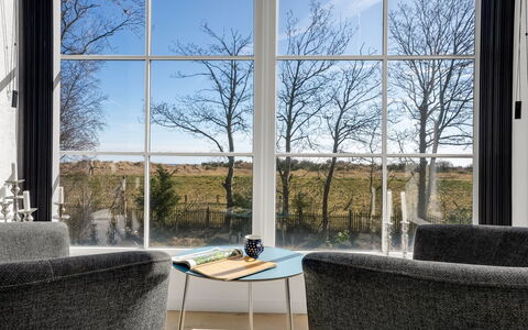 Judit - 10M from the Sea: Meubilair, Glas, Stoel, Daylighting, Koffietafel, Woonkamer