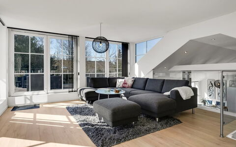 Judit - 10M from the Sea: Meubilair, Interieur Ontwerp, Bankstel, Flooring, Muur, Verdieping, Woonkamer, Plafond, Hout, Appartement