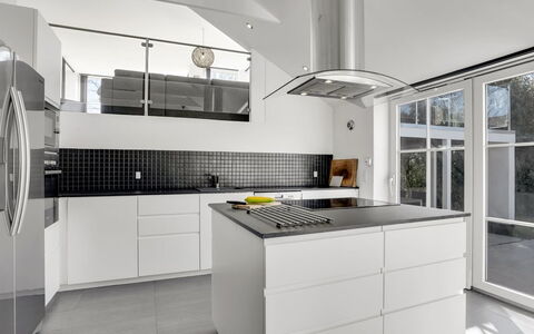Judit - 10M from the Sea: Keuken, Toestel Van De Keuken, Countertop, Interieur Ontwerp, Cabinetry, Flooring, Major Appliance, Fornuis, Plafond, Verdieping