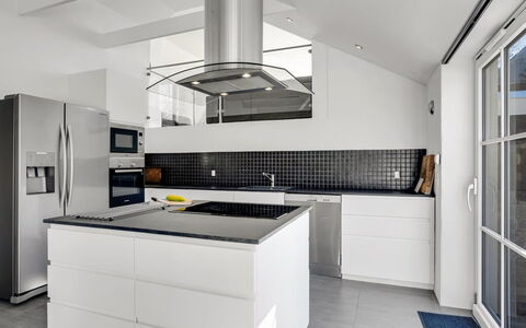 Judit - 10M from the Sea: Keuken, Countertop, Toestel Van De Keuken, Interieur Ontwerp, Flooring, Cabinetry, Plafond, Major Appliance, Verdieping, Lichte Inrichting