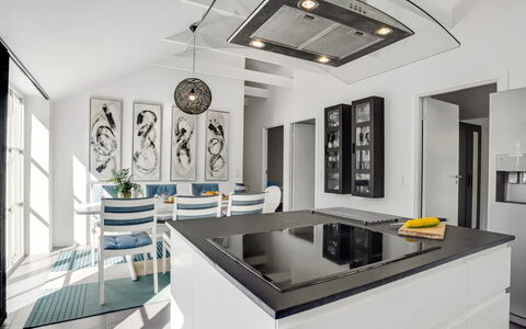 Judit - 10M from the Sea: Meubilair, Interieur Ontwerp, Flooring, Keuken, Verdieping, Plafond, Hout, Stoel, Lichte Inrichting, Countertop