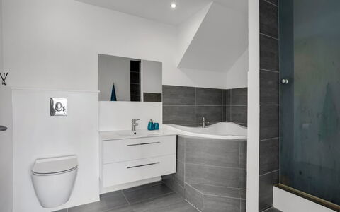 Judit - 10M from the Sea: Flooring, Verdieping, Interieur Ontwerp, Loodgieterswerkinrichting, Badkamer, Tegel, Loodgieter, Kraan, Wastafel, Badkamerkast