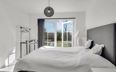 Judit - 10M from the Sea: Bed, Meubilair, Bedding, Slaapkamer, Interieur Ontwerp, Laken, Linens, Plafond, Flooring, Verdieping