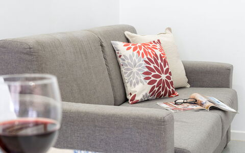 La Rondine Apartment: Meubilair, Interieur Ontwerp, Bankstel, Kussen, Kussen Gooien, Textiel, Woonkamer, Flooring, Hoofdkussen, Huis