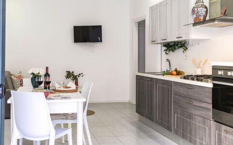 La Rondine Apartment: Meubilair, Keuken, Toestel Van De Keuken, Major Appliance, Interieur Ontwerp, Countertop, Hout, Flooring, Cabinetry, Huishoudapparatuur