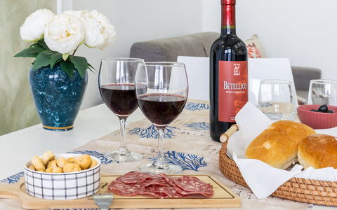 La Rondine Apartment: Voedsel, Tableware, Ingrediënt, Glaswerk, Wijnglas, Drinkware, Tafel, Wijn, Fles