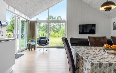 Sunna - 1.2Km from the Sea: Hout, Plafond, Flooring, Huis, Interieur Ontwerp, Keuken En Eettafel, Woonkamer, Stoel, Bankstel