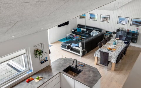 Sunna - 1.2Km from the Sea: Flooring, Plafond, Kamer, Keuken, Countertop, Stoel, Hardwood, Houten Vloer, Lichte Inrichting, Woonkamer