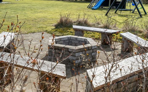 Sunna - 1.2Km from the Sea: Openluchtbank, Buitenmeubels, Bank, Tuin, Buitentafel, Picknicktafel, Beton, Backyard, Flagstone